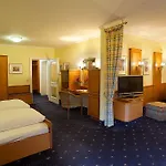 & Fontenay מלון 5*